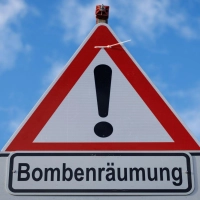 Rund um die Fundstellen der Blindgänger wird ein etwa 1000 Meter großer Sicherheits- und Evakuierungsbereich eingerichtet. (Symbolbild) (Foto: Friso Gentsch/dpa)