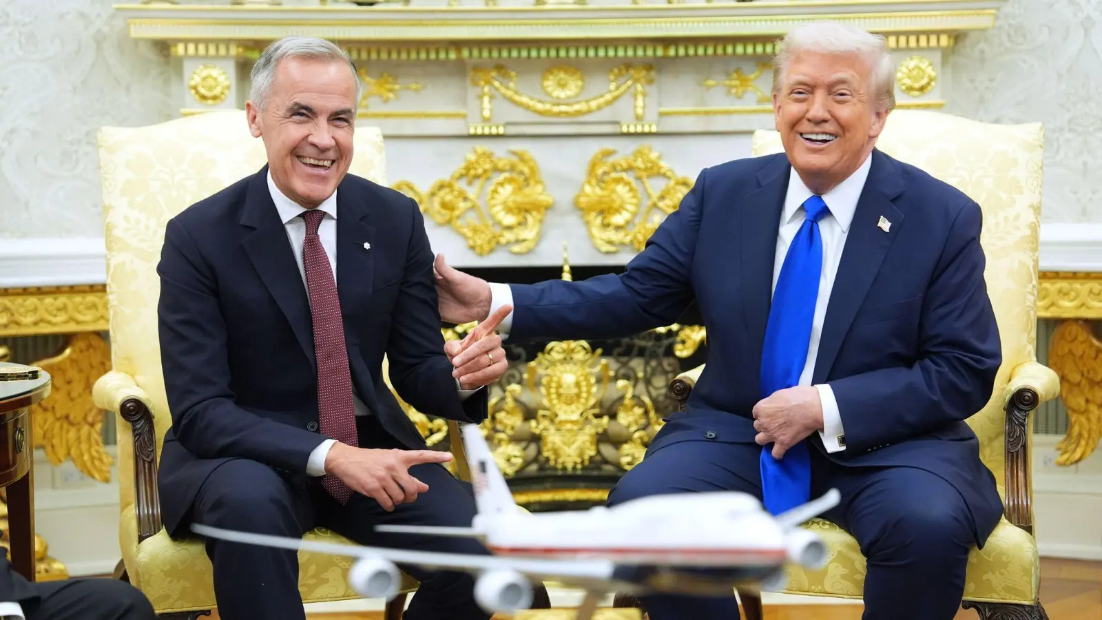 Der Zölle-Clip hatte das Verhältnis zwischen US-Präsident Donald Trump und Kanadas Premier Mark Carney belastet. (Archivbild). (Foto: Evan Vucci/AP/dpa)