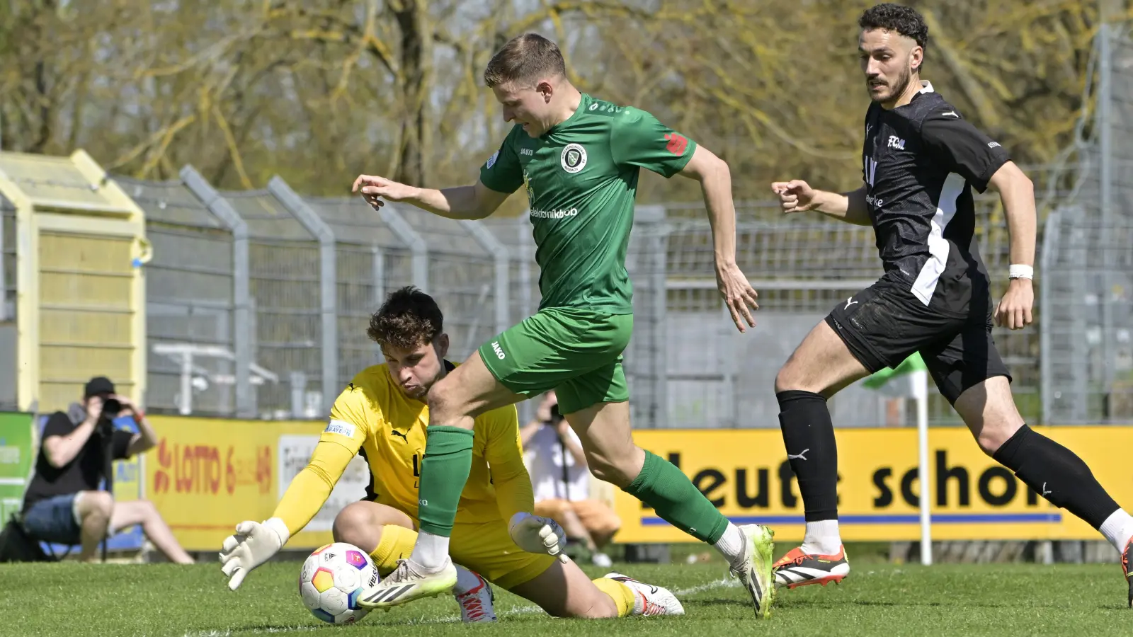 Die einzige Szene, in der Ansbach in der ersten Hälfte im Strafraum für ein bisschen Gefahr sorgte: Riko Manz blieb aber an Memmingens Torhüter Dominik Dewein hängen. (Foto: Martin Rügner)