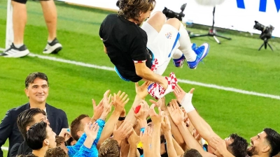 Luka Modric wurde von seinen Teamkollegen für sein 200. Länderspiel gefeiert. (Foto: Chris Young/Canadian Press via ZUMA Press/dpa)