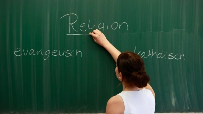 Religion ist an Bayerns Schulen „ordentliches Lehrfach“, wie das Kultusministerium betont. (Symbolbild) (Foto: Matthias Bein/dpa)
