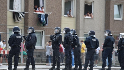 Polizisten stehen im Juni 2020 vor einem unter Quarantäne gestellten Wohngebäude in der Göttinger Innenstadt. (Foto: Swen Pförtner/dpa)