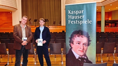 Intendant Eckart Böhmer und Kulturreferentin Nadja Wilhelm präsentierten im Onoldiasaal das Programm der Kaspar-Hauser-Festspiele. Die meisten Veranstaltungen werden hier stattfinden. (Foto: Anna Beigel)