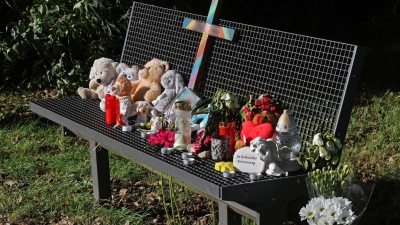Ein Kreuz, Kerzen, Plüschtiere und Fotos erinnern an den getöteten Sechsjährigen. (Foto: Bernd Wüstneck/dpa)