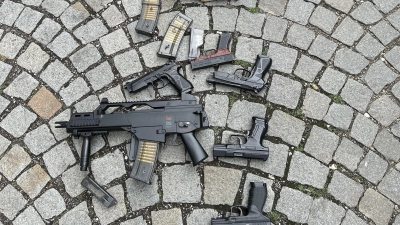 Polizei Dinkelsbühlt stellte sogenannte „Anscheinwaffen” von Jugendlichen sicher. Das sind Waffen, die echten Waffen täuschend ähnlich sehen. (Foto: Polizei Dinkelsbühl)