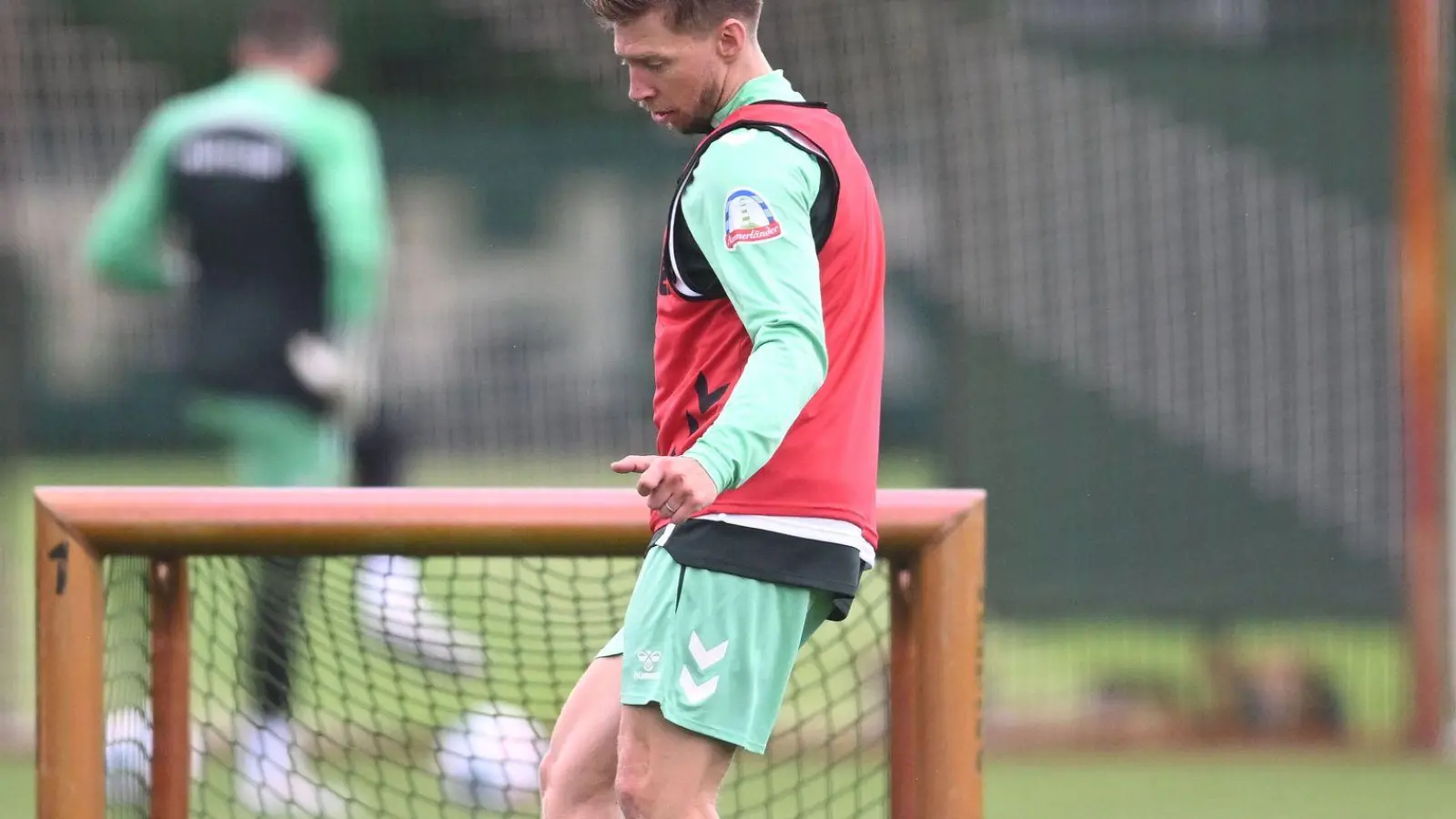 Da war er noch fit: Mitchell Weiser beim Werder-Trainingsauftakt. (Foto: Carmen Jaspersen/dpa)