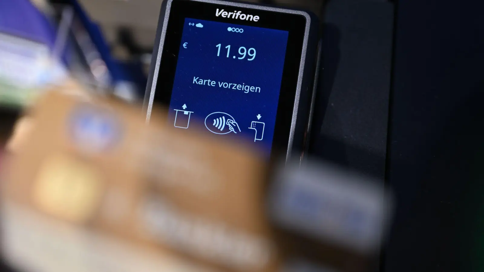 Bezahlen quasi im Vorbeigehen. (Symolbild) (Foto: Bernd Weißbrod/dpa)