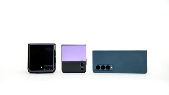 Klapp- und Falt-Trio: Das Motorola Razr 2022, das Samsung Galaxy Z Flip 4 und das Samsung Galaxy Z Fold 4 (von links nach rechts). (Foto: Zacharie Scheurer/dpa-tmn)