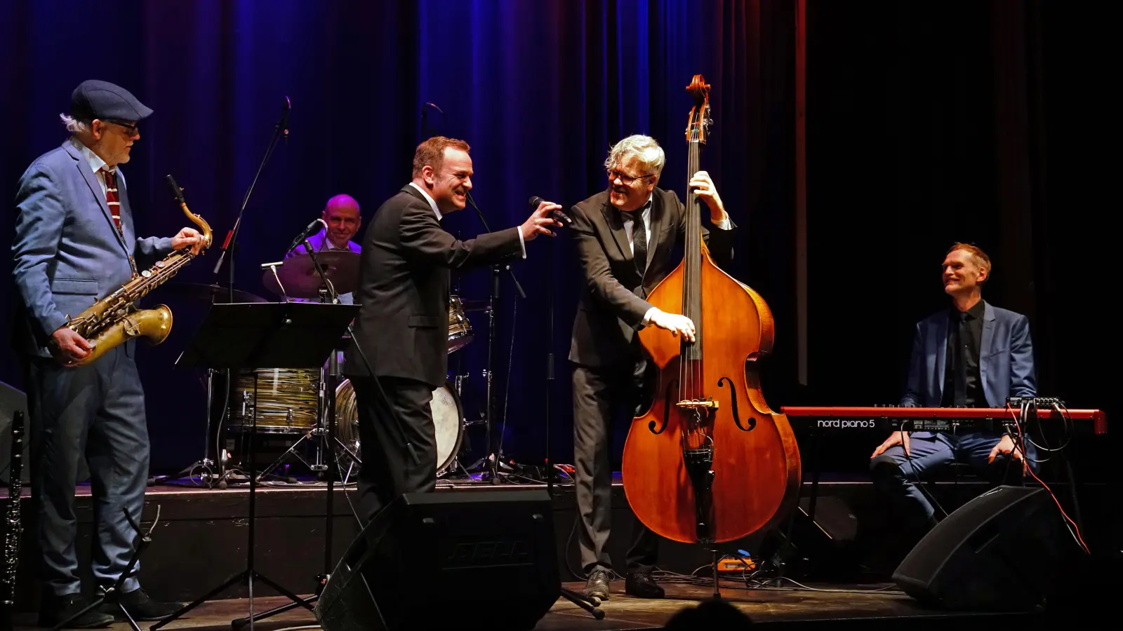 Martin Schmid (Sänger) mit seinem Programm „Swingtime” in den Kammerspielen Ansbach; v. li.: Stephan Holstein (Saxophon, Klarinette), Walter Bittner (Schlagzeug), Uli Fiedler (Kontrabass), Daniel Mark Eberhard (Klavier); (Foto: Elke Walter)