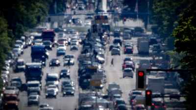 Autos, Lkw, Lieferfahrzeuge und verstopfte Straßen: Wer in der Stadt lebt, kann meist keine saubere Luft atmen. (Foto: Michael Kappeler/dpa)