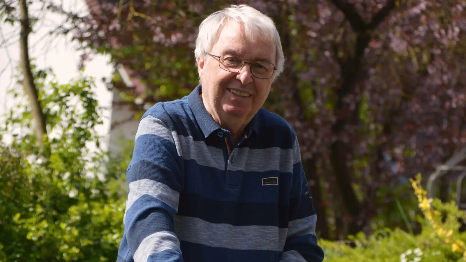 Helmut Praus genießt bei schönem Wetter auch seinen Garten in vollen Zügen. (Foto: Johannes Zimmermann)