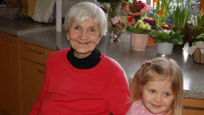 87 Jahre liegen zwischen der Jubilarin und ihrer Urenkelin Lina. Elsa Krafft feiert ihren 90. Geburtstag und verriet ihr Rezept für ein langes Leben. (Foto: Christa Frühwald)