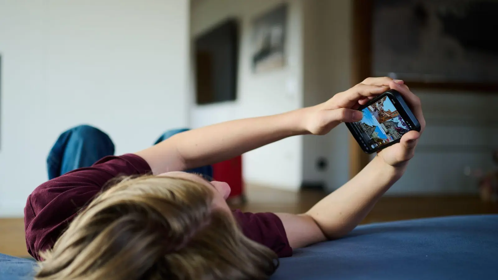In Apps stimmen Kinder schnell Dingen zu - etwa ungewollten Käufen. Eltern sollten dann schnell reagieren und den jeweiligen App-Store oder Anbieter kontaktieren. (Foto: Annette Riedl/dpa)