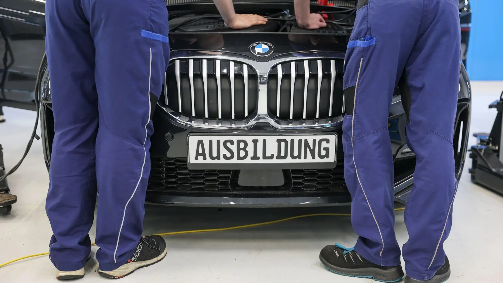 Weniger junge Menschen wählen den Weg einer dualen Ausbildung. (Archivbild) (Foto: Jan Woitas/dpa)
