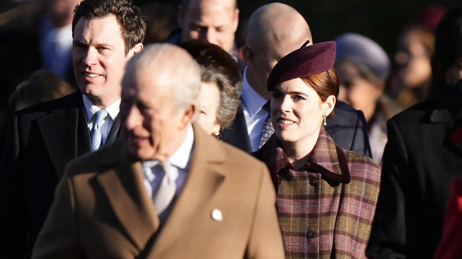 König Charles (Mitte) mit seiner Nichte Prinzessin Eugenie und deren Mann Jack Brooksbank. (Archivbild) (Foto: Aaron Chown/Press Association/dpa)