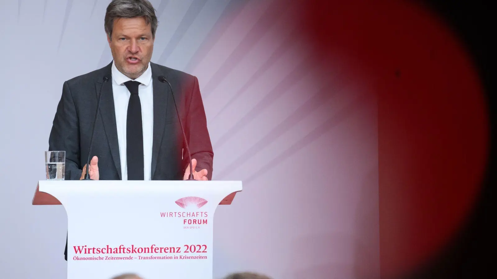 Robert Habeck (Bündnis 90/Die Grünen), Bundesminister für Wirtschaft und Klimaschutz, spricht bei der Konferenz des SPD-Wirtschaftsforums. (Foto: Bernd von Jutrczenka/dpa)