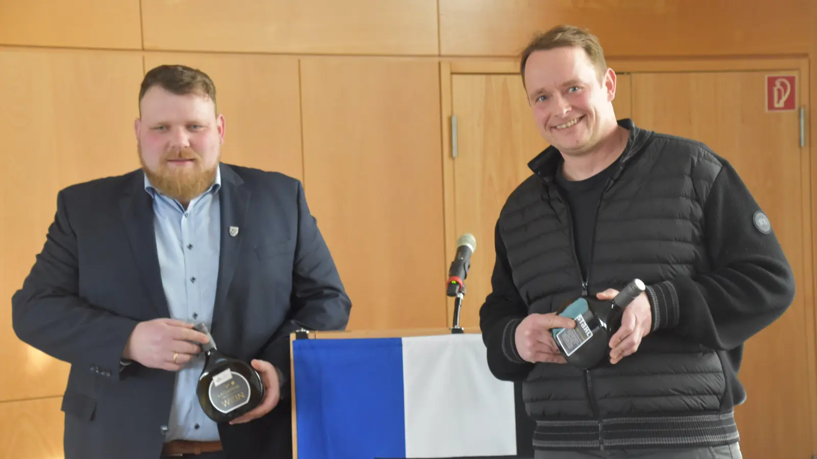 Simmershofens Bürgermeister Florian Hirsch (links) und der Auernhofener Winzer Christian Stahl stellten am Freitag im Kreistag den 2023er-Landkreiswein vor. (Foto: Andreas Reum)