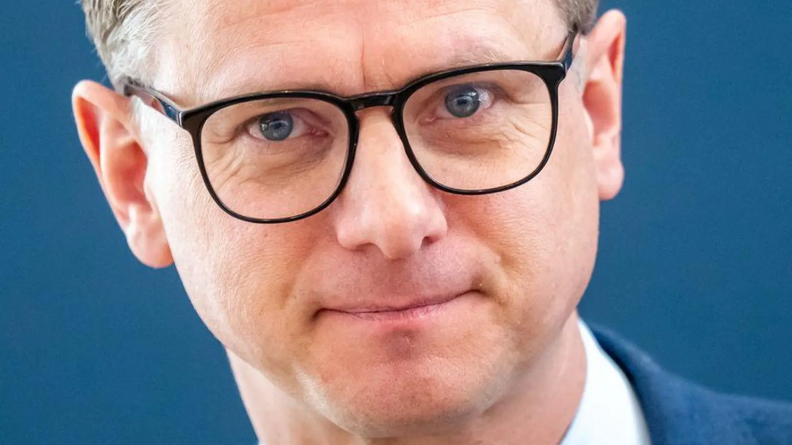 Gesundheitsminister Carsten Linnemann (CDU) will für stabile Beiträge sorgen - sein Plegegesetz wurde im Kabinett beschlossen. (Archivfoto) (Foto: Michael Kappeler/dpa)