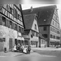 Diese historische Aufnahme zeigt die Lange Gasse in Dinkelsbühl. Im mittleren Gebäude, der heutigen Hausnummer 35, befindet sich der DENKmalRAUM von ProAltstadt. (Repro: Hans-Dieter Metzger)