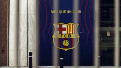Blick auf das Wappen des FC Barcelona hinter den geschlossenen Toren des Camp Nou Stadions. (Foto: Matthias Oesterle/dpa/Symbolbild)