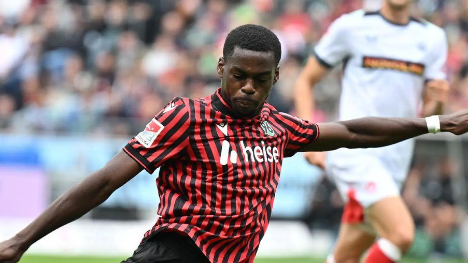 Noel Aseko wechselt in die Bundesliga zu Eintracht Frankfurt. (Archivbild) (Foto: Swen Pförtner/dpa)