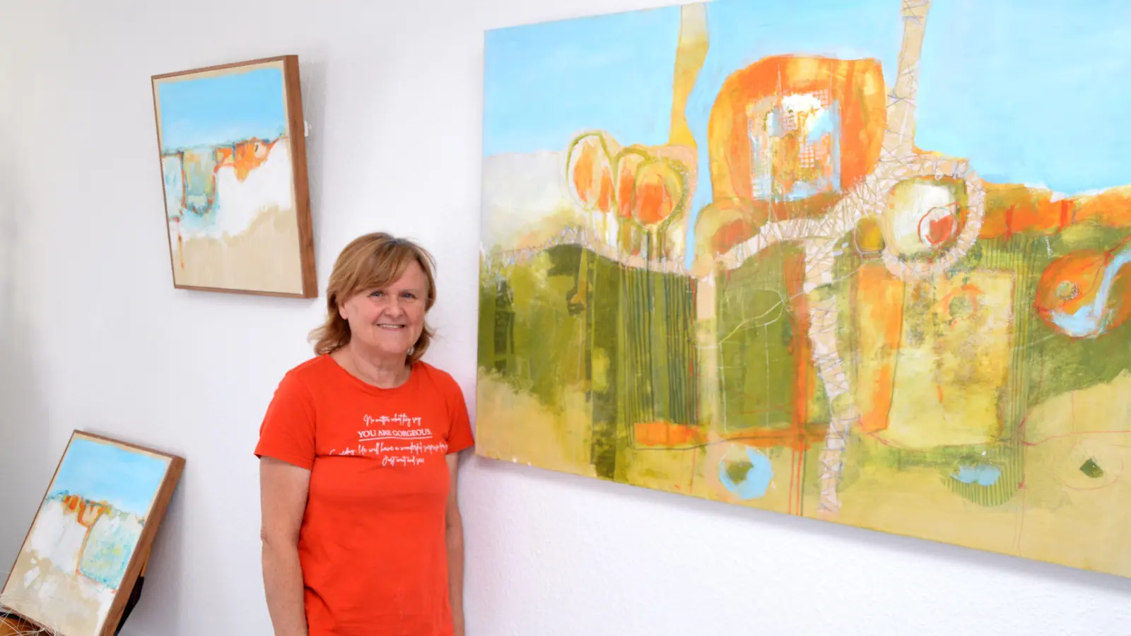 Rita Zeller malt, kratzt und tupft – sie macht nach eigener Aussage „alles, was die Leinwand aushält“. (Foto: Johannes Zimmermann)