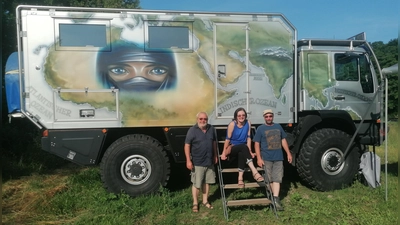 Beim Treffen der Weltenbummler in Burk (von links): Die Organisatoren Hartmut und Bianca Nixel mit Globetrotter Wolfgang Schubert aus Waiblingen vor dessen geländegängigem MAN „Lisel“ mit 340 Pferdestärken. (Foto: Friedrich Zinnecker)