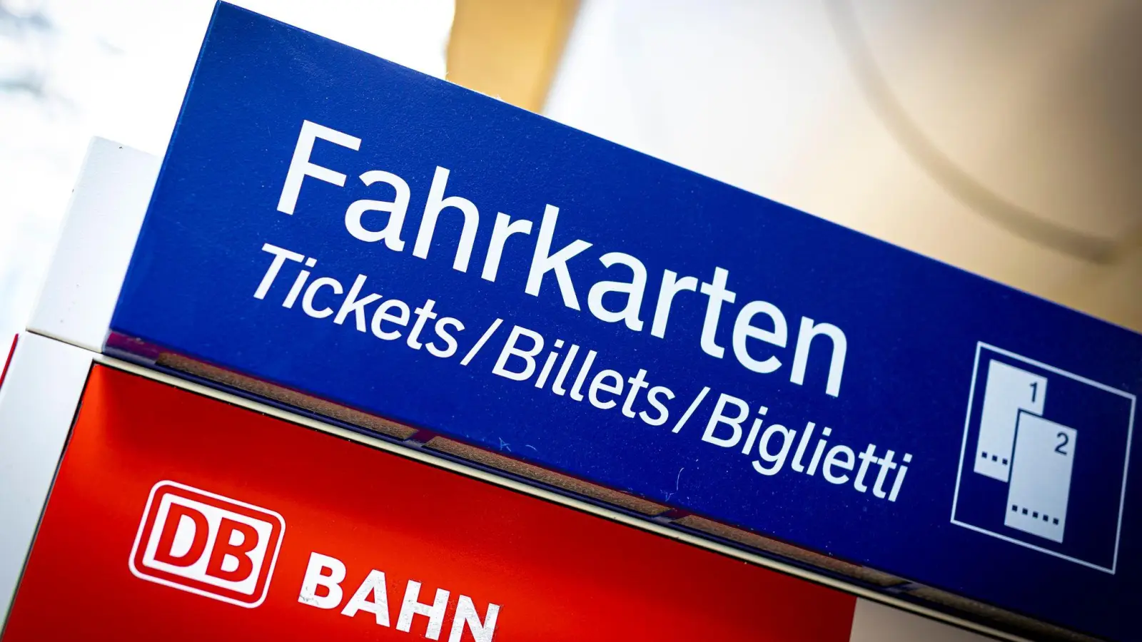 Das bundesweit nutzbare Nahverkehrsticket für Busse und Bahnen soll zum 1. Mai starten (Foto: Moritz Frankenberg/dpa)