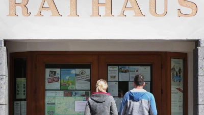 Wer als Gemeinderat bei Sitzungen stört, könnte künftig tief in die Tasche greifen müssen. (Symbolbild) (Foto: Karl-Josef Hildenbrand/dpa)