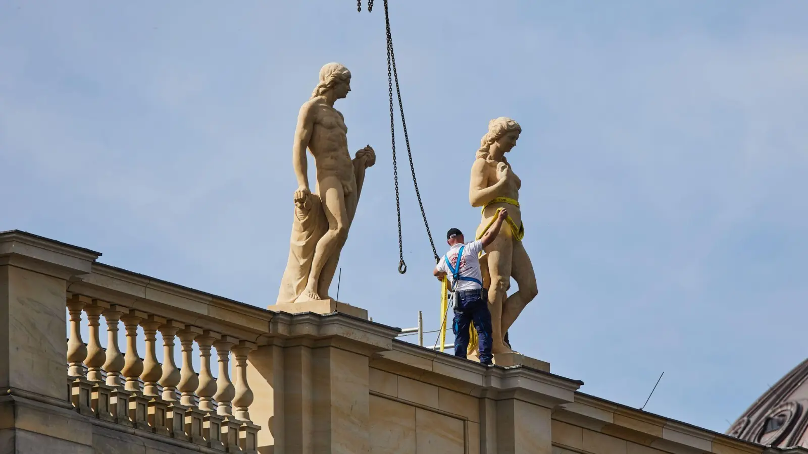 Fassadenerneuerung des Humboldt Forums mit 19 Balustradenfiguren (Foto: Jörg Carstensen/dpa)