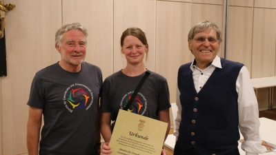 Peter Wilscher und Charlotte Busch nahmen den Robert-Limpert-Preis für das Bündnis für Demokratie und Zusammenhalt von Ulrich Rach von der Bürgerbewegung entgegen (von links). (Foto: Alexander Biernoth)