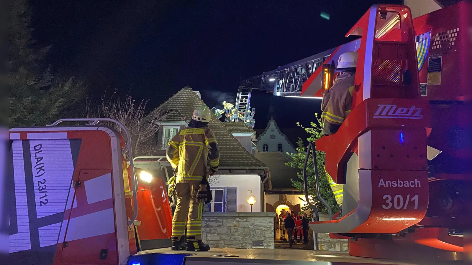 Die Feuerwehr Ansbach kontrollierte den brennenden Kaminschacht mit einer Drehleiter (Foto: Manfred Blendinger)