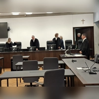 Warum kam es in einem Restaurant in Neustadt zu einem Messerangriff? Darum geht es im Prozess unter Vorsitz von Richter Markus Bader am Landgericht Nürnberg-Fürth. (Foto: Daniela Ramsauer)