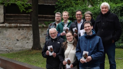 Stellten Ansbacher Jazzprogramm für 2026 vor: Martin Querndt, Viktoria Giralt, Stephan Goldhahn (vorn, von links), Christoph Hähnlein, Jörg Schmidt, Daniel Sommer, Nadja Wilhelm und Wolfgang Bartusch (von links). (Foto: Thomas Wirth)