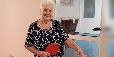 Gerlinde Schemmel ist 87 Jahre alt und hat Tischtennis für sich als neue Sportart entdeckt.  (Foto: Nina Daebel)