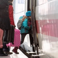 Kinder dürfen allein im Fernzug fahren - nun können Eltern aber für einzelne Züge eine Betreuung buchen. (Foto: Zacharie Scheurer/dpa-tmn)