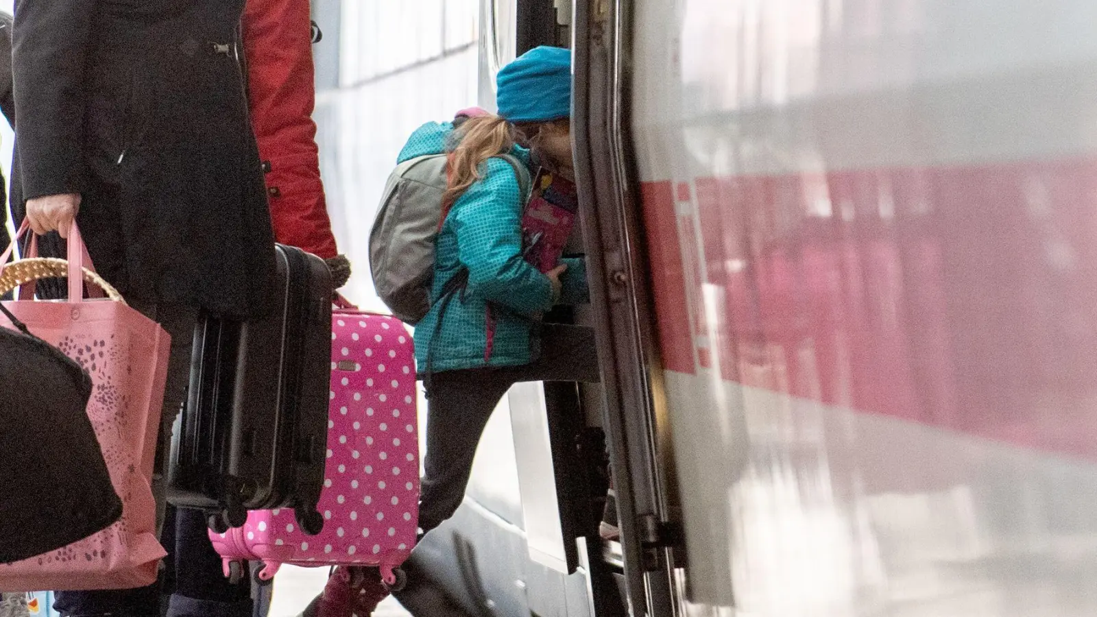 Kinder dürfen allein im Fernzug fahren - nun können Eltern aber für einzelne Züge eine Betreuung buchen. (Foto: Zacharie Scheurer/dpa-tmn)