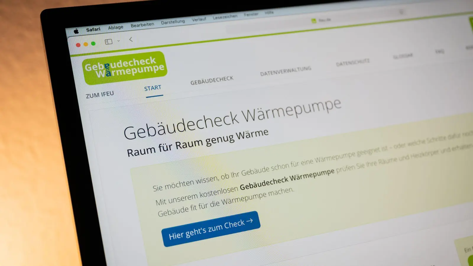 In wenigen Schritten zur Einschätzung: Der kostenlose „Gebäudecheck Wärmepumpe“ zeigt, ob und mit welchen Maßnahmen ein Haus „wärmepumpenfähig“ ist. (Foto: Nico Tapia/dpa-tmn)