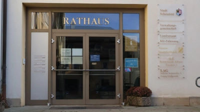 In Scheinfeld ist die Kfz-Zulassungsstelle des Landkreises im Rathaus-Komplex untergebracht und auch erst auf Vordermann gebracht worden. „Sie ist in einem Top-Zustand”, sagt Bürgermeister Claus Seifert. (Foto: Andreas Reum)