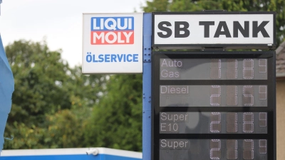Freie Tankstellen haben nach eigenen Angaben Probleme bei der Umsetzung der 12-Uhr-Regel. (Symbolbild) (Foto: Sascha Thelen/dpa)