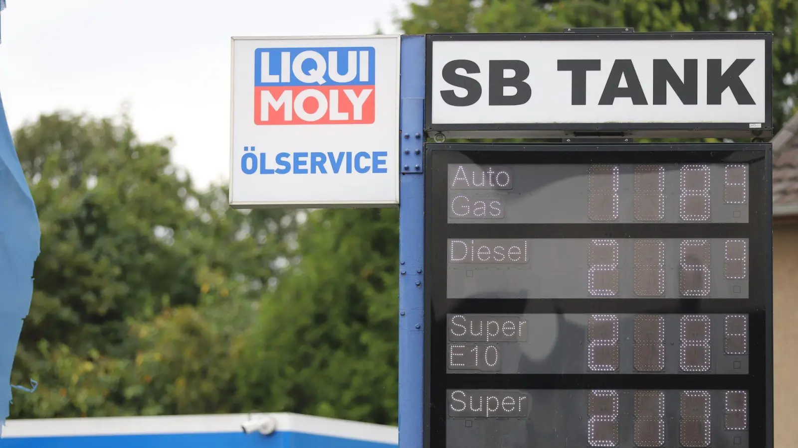 Freie Tankstellen haben nach eigenen Angaben Probleme bei der Umsetzung der 12-Uhr-Regel. (Symbolbild) (Foto: Sascha Thelen/dpa)