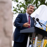 Bayerns Ministerpräsident Markus Söder (CSU) nimmt an der Enthüllung eines Denkmals anlässlich des 140. Todestages des bayerischen „Märchenkönigs“ Ludwig II. teil.  (Foto: Sven Hoppe/dpa)