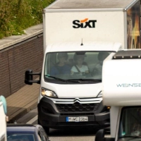 Schleppender Verkehr auf der A1 bei Hamburg (Foto: Ulrich Perrey/dpa)