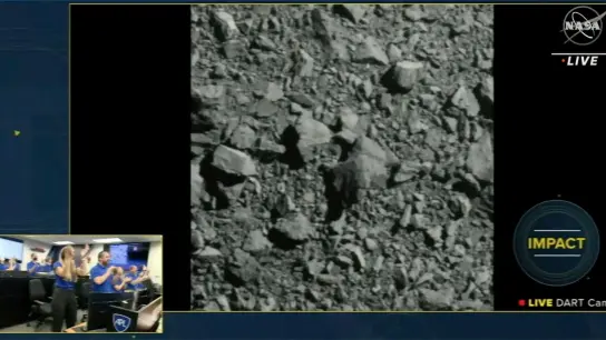 Dieses Videostandbild aus einem NASA-Livestream zeigt, wie die Raumsonde „Dart“ („Double Asteroid Redirection Test“) auf den Asteroiden Dimorphos stürzt. (Foto: ASI/NASA/AP/dpa)