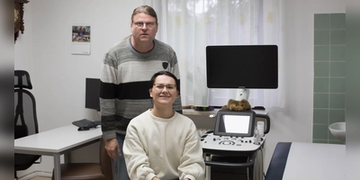 Allgemeinmediziner Dr. Klaus Wittich gibt der ukrainischen Kollegin Olena Pawlova regelmäßig Einblicke in seinen Arbeitsalltag. (Foto: Heike Wittich)