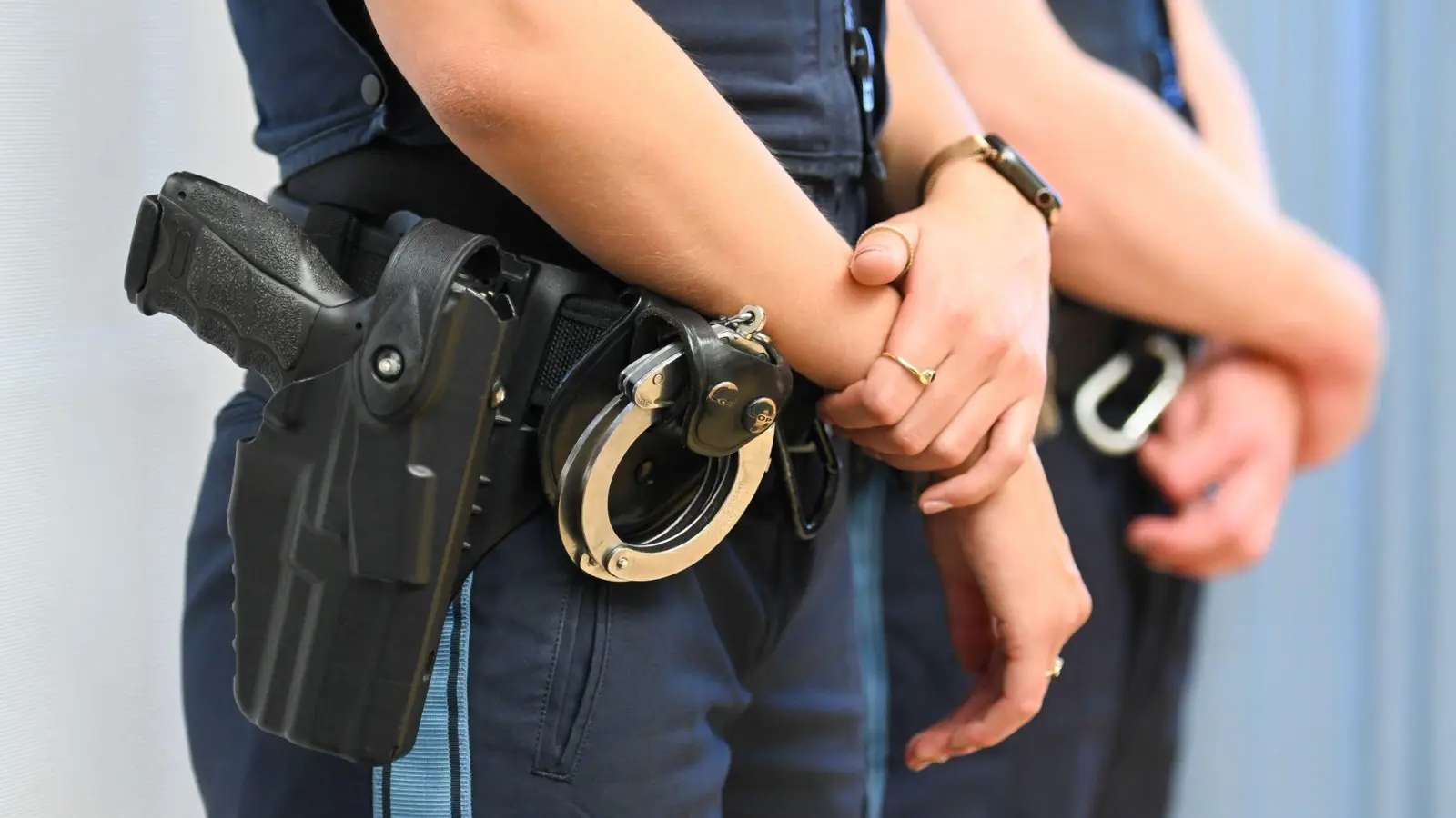 Ein Polizist gab bei der Verfolgung zwei Warnschüsse aus seiner Waffe ab. (Symbolbild) (Foto: Tobias Hase/dpa)