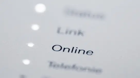 Das Wort „Online“ steht auf einem Router. Mit etwas Verzögerung hat das Bundeskabinett ein sogenanntes Recht auf „schnelles“ Internet beschlossen. (zu dpa "Bundesregierung beschließt das Recht auf „schnelles“ Internet") (Foto: Rolf Vennenbernd/dpa)