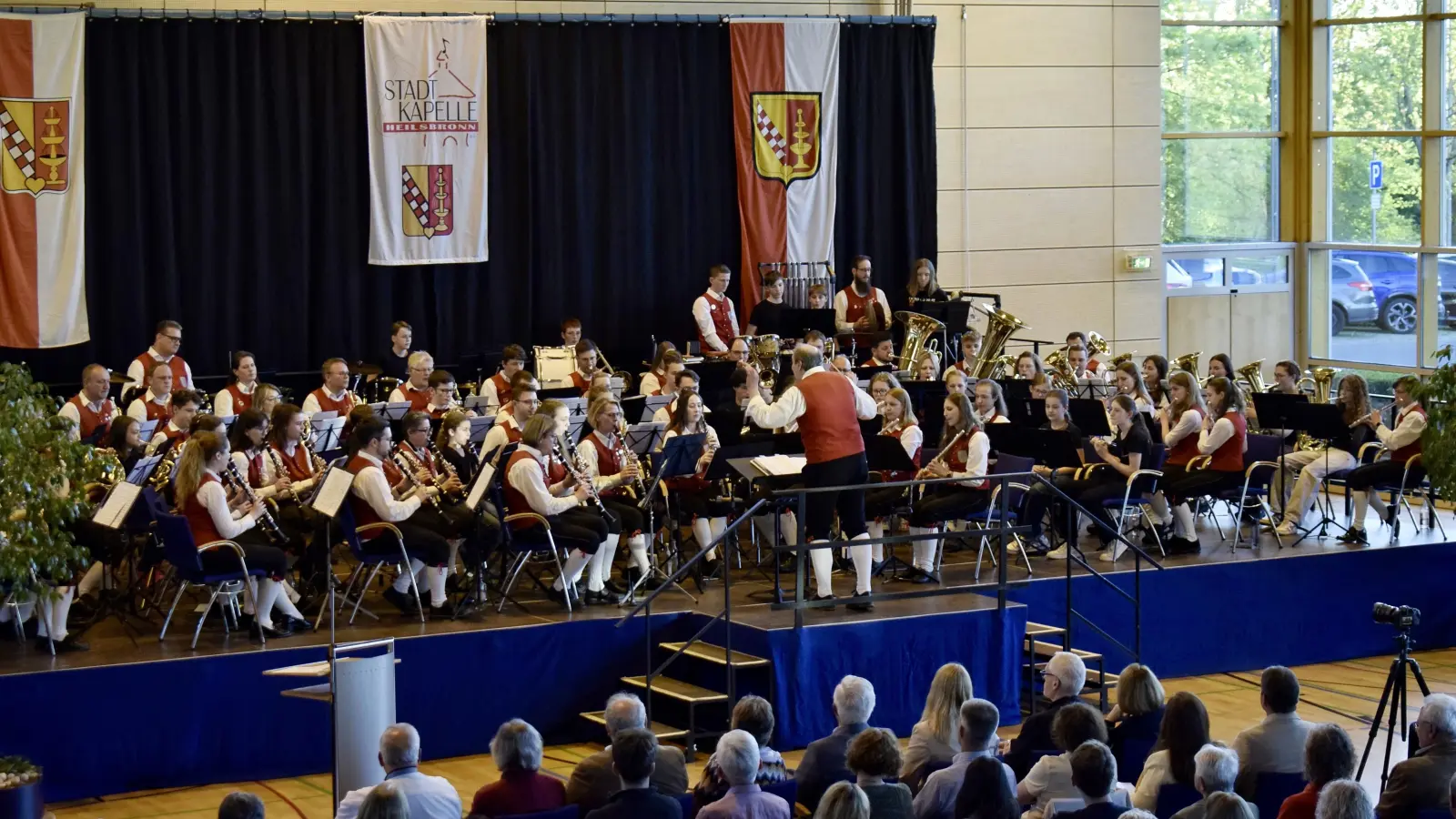 Bot beim Frühjahrskonzert ein buntes Programm: das Sinfonische Blasorchester der Stadtkapelle Heilsbronn unter der Leitung von Claus Bernecker. (Foto: Christina Özbek)