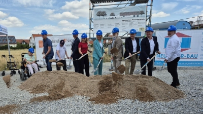 Beim Spatenstich (von links): Bewohnervertreterin Christa Rothgängel, Baufirmenchef Xaver Neureiter, Bewohnervertreter Stefan Hagen, Harald Promm von der Regierung von Mittelfranken, Herriedens Bürgermeisterin Dorina Jechnerer, Bayerns Sozialministerin Ulrike Scharf, Aufsichtsratsvorsitzender Kurt Unger und Geschäftsführer Dieter Bögelein von der Lebenshilfe, Bezirksrat Herbert Lindörfer und Architekt Harald Domscheit. (Foto: Peter Zumach)