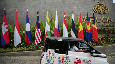 Flaggen vor dem Hauptsaal des 42. ASEAN-Gipfels in Labuan Bajo, Indonesien. (Foto: Bay Ismoyo/Pool AFP/AP/dpa)